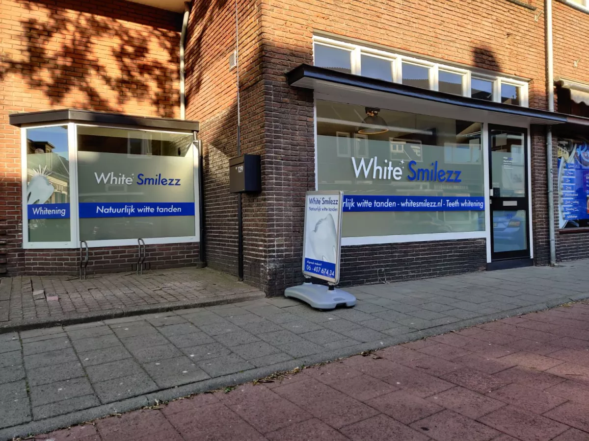 Logohuisstijl ontwerp belettering glasfolie en stoepbord White Smilezz Hilversum